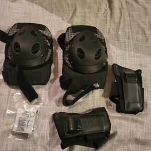Black Protective Gear Set Oxygen Knee Pads Wrist Guards